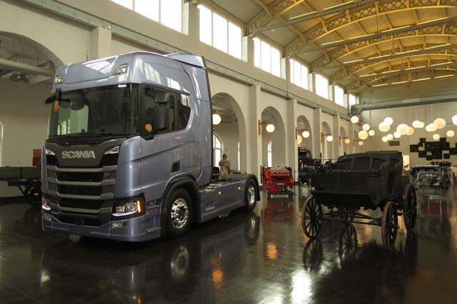 Más de cien años de evolución Scania, lado a lado, el primer automóvil Scania y el nuevo Scania Serie R.